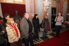 Několik členů Mecenášského klubu Národního divadla seznámila konzervátorka divadle Petra Daňhelová s historií opravovaných maleb.
