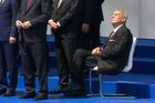 Unavený Zeman na židli. Lídři NATO čekali, než český prezident dorazí na skupinové focení