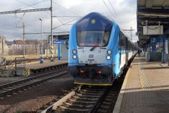 Na trať z Prahy do Kolína spadl sloup, dálkové vlaky nabírají hodinová zpoždění