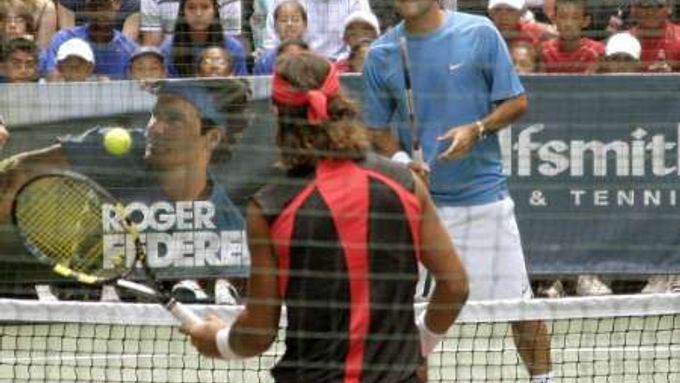 Švýcar Roger Federer (vpravo) a Španěl Rafael Nadal se před začátkem US Open střetli v New Yorku v exhibičním zápase přímo v ulicích města.