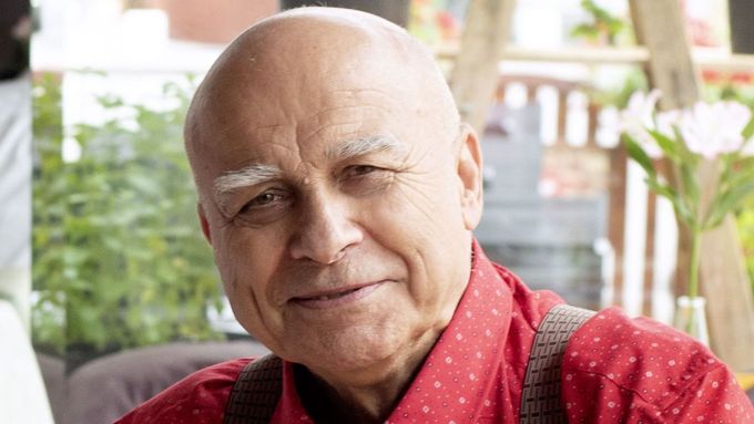 Hudebník, textař, zpěvák, bavič a malíř Ivan Mládek.