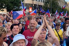 70 tisíc lidí na Václaváku. Část tam dohnal strach z drahoty, ne sympatie k Putinovi