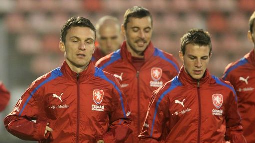 Čeští fotbaloví reprezentanti David Lafata a Vladimír Darida na tréninku před přátelským utkáním se Slovenskem v listopadu 2012.