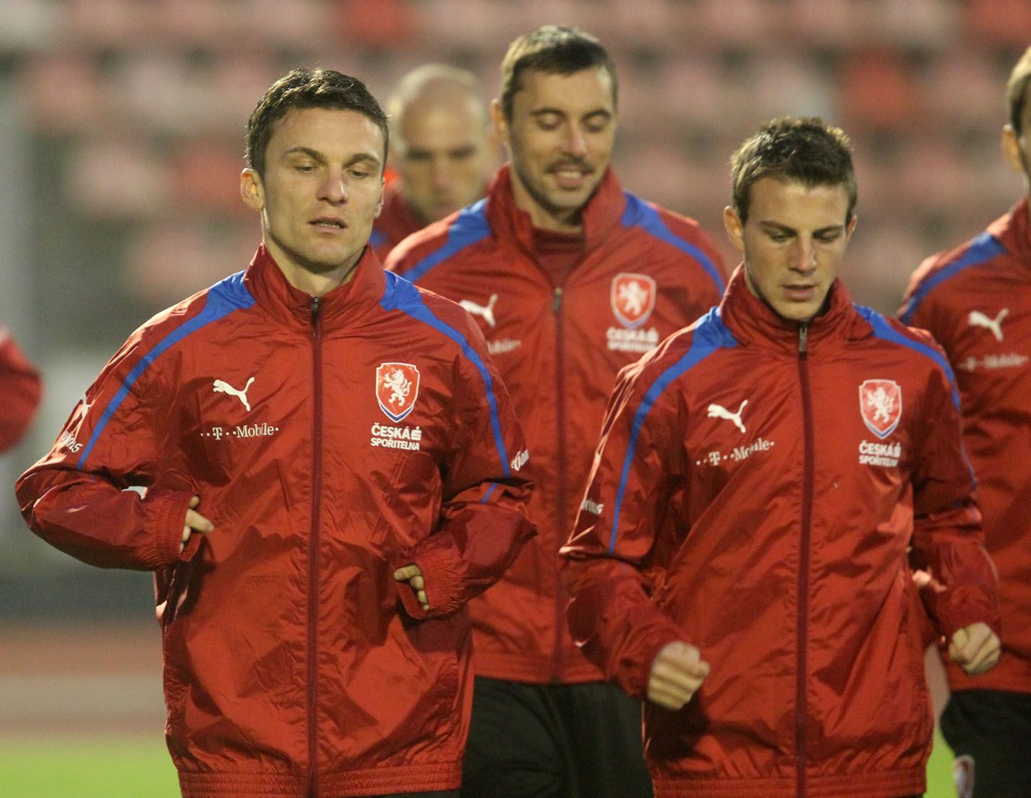 Čeští fotbaloví reprezentanti David Lafata a Vladimír Darida na tréninku před přátelským utkáním se Slovenskem v listopadu 2012.