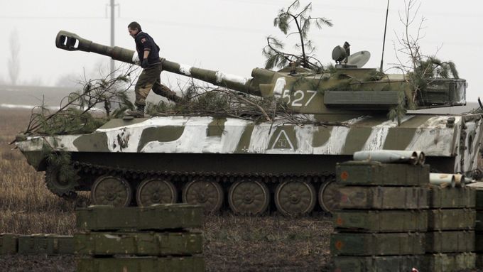 Tank proruských separatistů u Doněcku na starším snímku. Ilustrační foto.