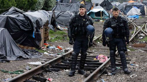 Policisté v nelegálním imigrantském táboře ve francouzském Calais.