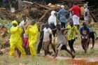 Podle dosavadních dohadů Červeného kříže se po neštěstí pohřešuje 600 lidí.