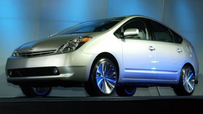 Hybridní model Prius zachraňuje Toyotě prodeje.