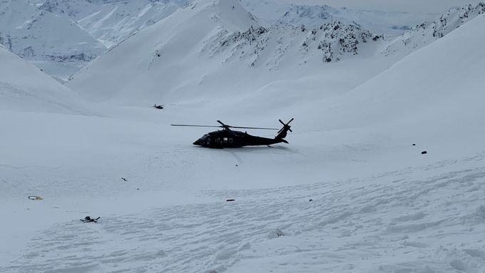 Nejbohatší Čech Petr Kellner zemřel v aljašských horách při zřícení tohoto vrtulníku.