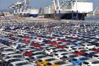 Čínská auta čekající na nalodění v přístavu Jen-tchaj. Export aut z Číny se letos opět zvýšil, USA zareagovaly stoprocentním dovozním clem. Evropa o zvýšení cel na auta z Číny teprve rozhodne.
