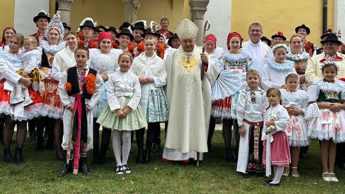 Aktuálně.cz přináší ukázky z konce letošního léta, kdy Duku vítaly tisíce lidí na jedné z jeho posledních velkých poutí.