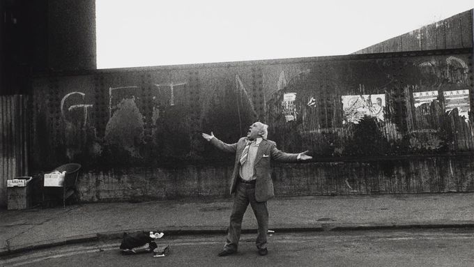 Markéta Luskačová: Man singing on Brick Lane, London, 1982