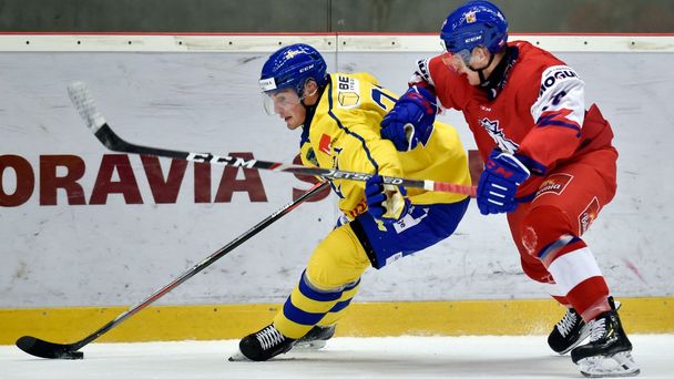 Nils Höglander ze Švédska a Adam Raška z České republiky v přípravném zápase ČR "20" - Švédsko "20"