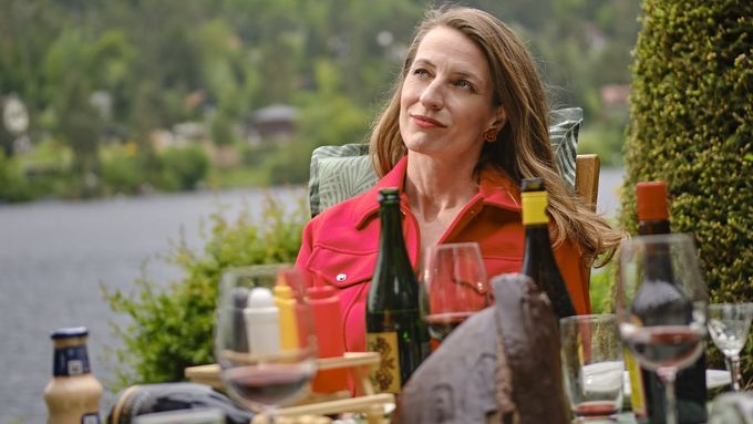 Film Něco za něco česká kina uvádějí od 16. října 2025.