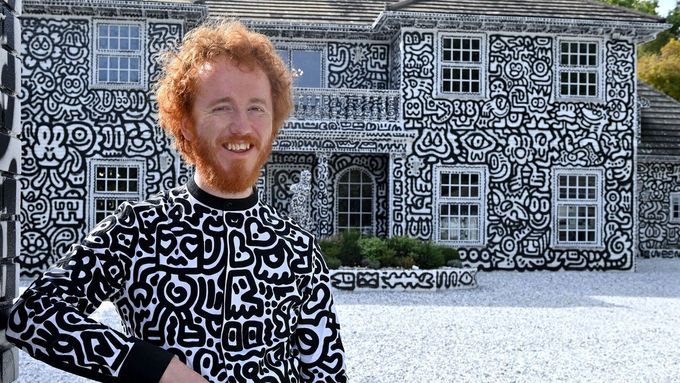 Britský umělec Sam Cox známý pod přezdívkou Mr Doodle (Pan Čmáral) strávil poslední dva roky kreslením po stěnách svého domu.