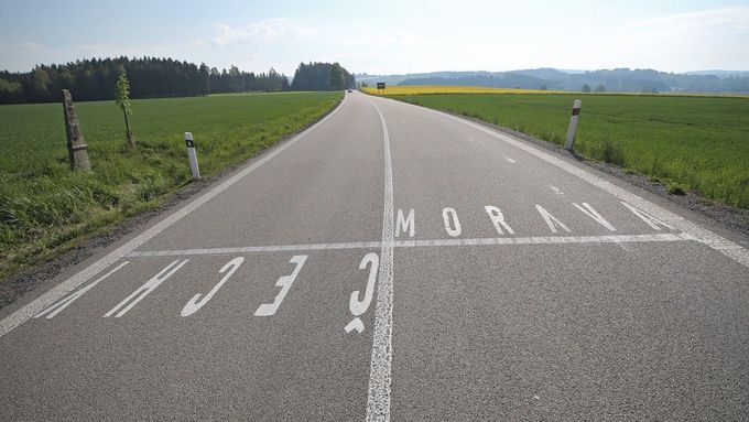 Hranici Čech a Moravy namalovali neznámí aktivisté na silniční komunikaci u Vendolí a Opatovce na Svitavsku. Snímek byl pořízený 17. 5. 2020.