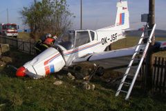 Dva lidé se zranili při havárii letadla, upadla mu vrtule
