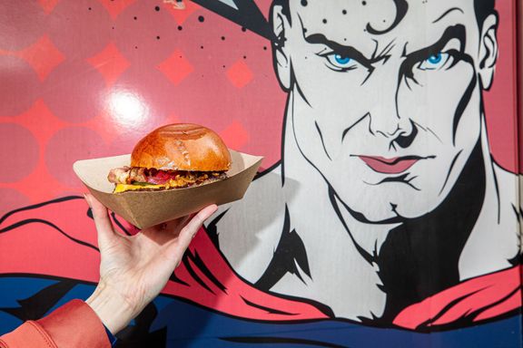 Od výdejního okénka na zákazníky pomrkává Superman. Skutečnými superhrdiny jsou ovšem manželé Mlýnkovi, kteří food truck většinou obsluhují ve dvou.