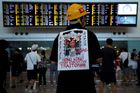 Hongkongské letiště znovu zrušilo spoje, demonstranti se zde střetli s policií