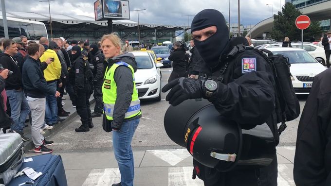 Taxikáři se na pražském letišti bouřili proti Uberu. Situaci krotili těžkooděnci
