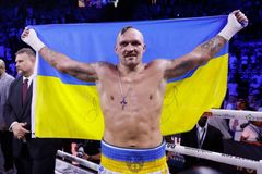 Ukrajinský boxer Usyk znovu porazil Joshuu a je dál šampionem těžké váhy