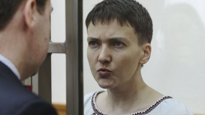 Ukrajinská pilotka Nadija Savčenková u soudu.