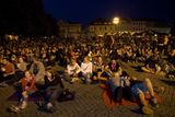 Masarykovo náměstí se každý večer mění v improvozované letní kino. Na snímku diváci sledují film Dům.