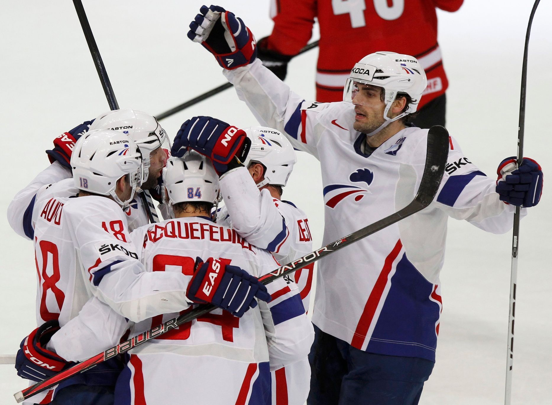 Radost francouzských hokejistů v utkání proti Švýcarsku