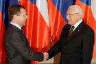 Medveděv přijal pozvání, v prosinci přiletí do Prahy
