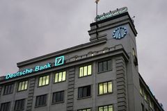 Deutsche Bank klesl zisk, přesto překvapila