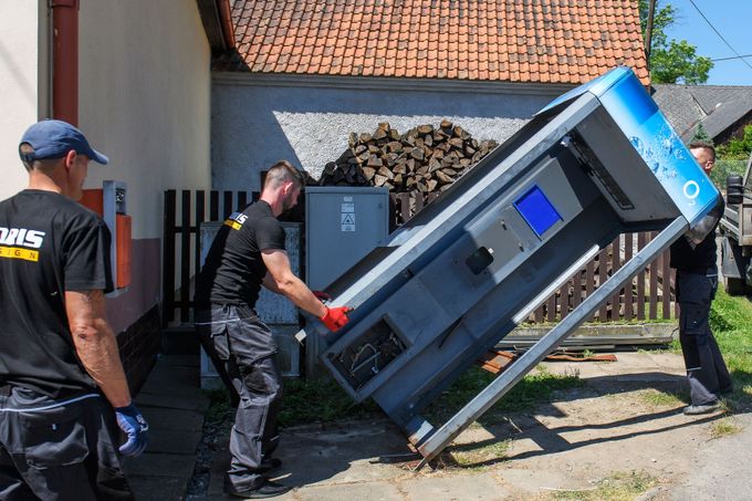 Poslední telefonní budka v Česku se nacházela v Hlubyni na Příbramsku, i tu ale dělníci v polovině června odstranili.