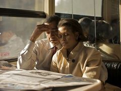 Michelle Obama na cestě po New Hampshire podřimuje manželovi na rameni.