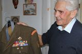 Odbojář a skaut Lubor Šušlík se svou skautsku uniformou z roku 1945