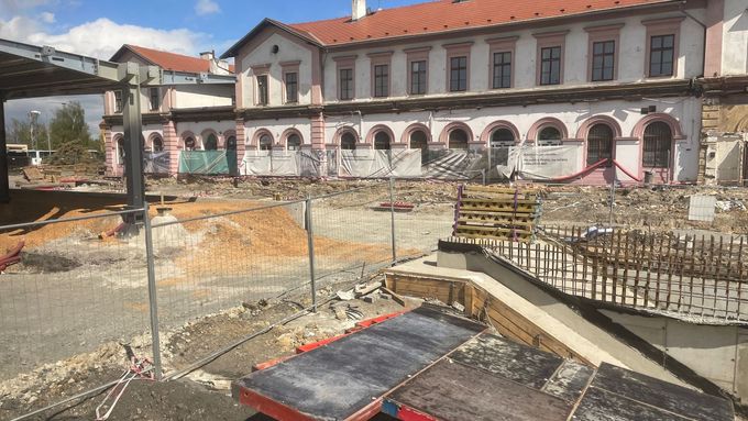 Výstavba rychlodráhy z Prahy do Kladna se táhne už mnoho let. Středočeský kraj kritizuje Prahu 6, že budování zdržuje.