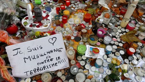 "Jsem muslim, který je proti terorismu," píše se na jednom ze vzkazů k uctění památky obětí teroru v Paříži.