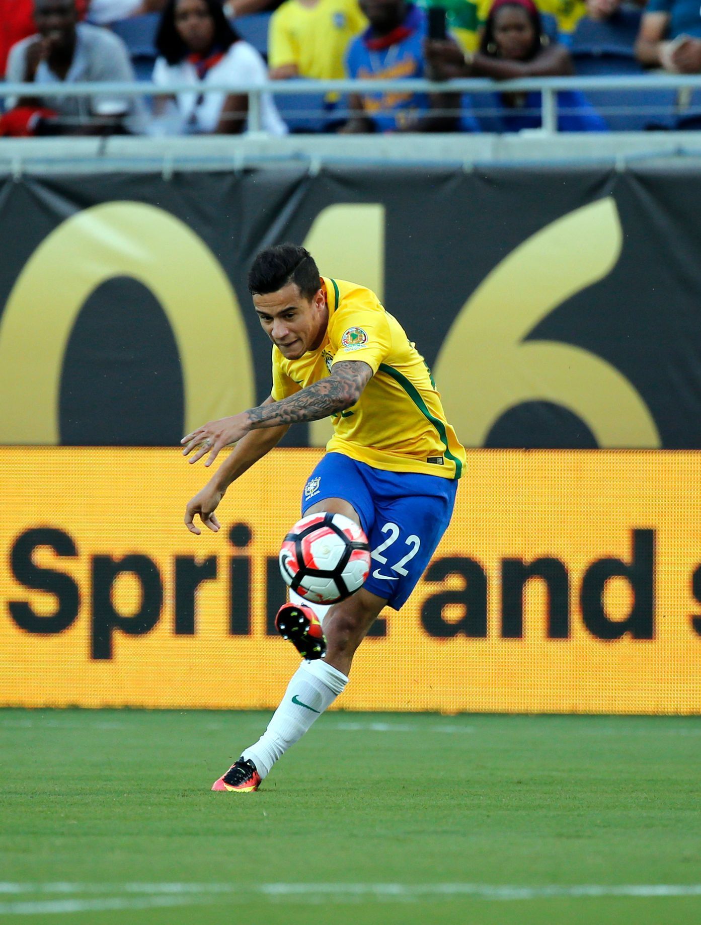 Brazilec Philippe Coutinho pálí na branku Haiti, kterému dal na Copě América tři góly
