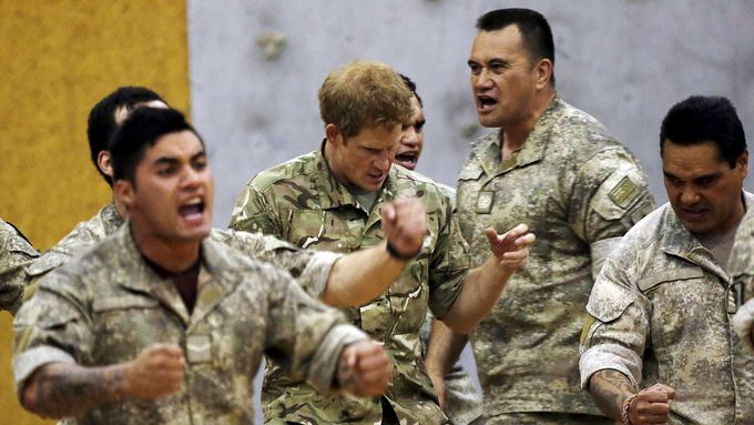 Princ Harry tančí tradiční maorský tanec haka s vojáky na Novém Zélandu.