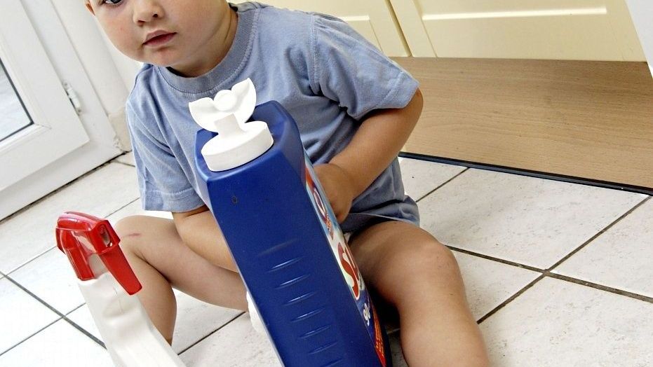 Otrava čisticími prostředky Malé děti ochutnají leccos: i čisticí prostředky, kosmetické přípravky nebo pokojové rostliny. Příznaky mohou být různé podle toho, co dítě snědlo nebo vypilo. Dítě může být náhle spavé, dezorientované, zmatené, malátné, nebo naopak vybuzené. Dále přicházejí v úvahu bolesti břicha, průjem, nevolnost, zvracení, mžitky před očima, rozmazané vidění, křeče, rozvoj šoku, závratě, změna barvy kůže. Vždy při podezření, že dítě mohlo pozřít nějakou jedovatou látku, volejte lékaře. Radu poskytnou i toxikologická centra (224 919 293, 224 915 402). Do nemocnice s sebou vezměte vzorek toho, co dítě spolykalo, nebo aspoň vzorek zvratků k rozpoznání jedovaté látky.