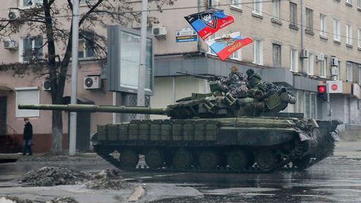 Tank s vlajkami Ruska a samozvané "Doněcké lidové republiky" v ulicích Doněcku.