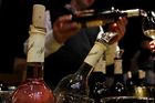 Vědci: lidé neumí rozlišit chuť drahého a levného vína