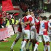 Fotbalisté pražské Slavie slaví vítězství v utkání 9. kola Gambrinus ligy 2012/13 se Spartou.