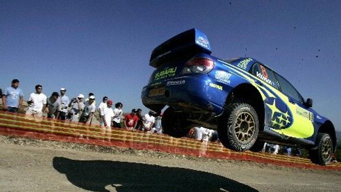 Australský pilot Chris Atkinson ve vzduchu se svým Subaru na Rallye Akropolis v Řecku.