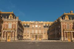 Ženu ve starobylé róbě nevpustili do zámku ve Versailles