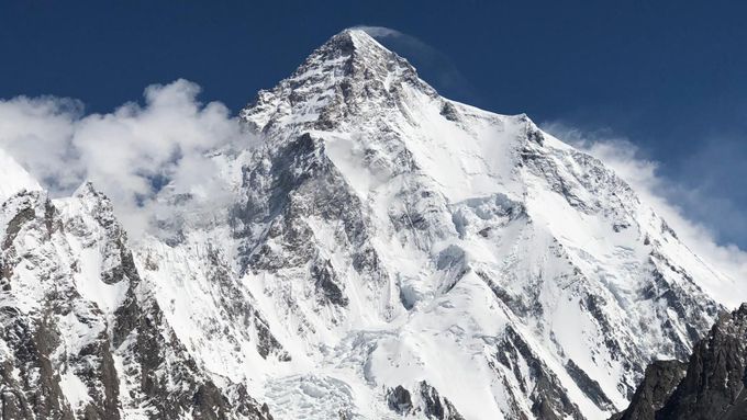 Dominantní K2, druhá nejvyšší hora planety.