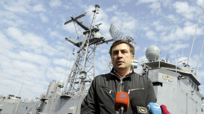 Gruzínský prezident Michail Saakašvili hovoří v přístavu Batumi před americkou vojenskou lodí USS Klakring.