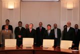 Nástup oranžových a modrých politiků před podpisem koaliční smlouvy mezi ODS a ČSSD na hejtmanství Jihomoravského kraje