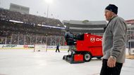 Jeden z funkcionářů NHL Dan Craig sleduje úpravy ledu, které kvůli sněžení musely být pečlivější než obvykle
