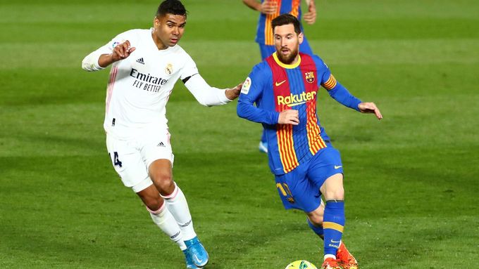 Casemiro z Realu Madrid v souboji s barcelonským Lionelem Messim.