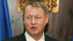 ANO hledá člověka, kterého vyšle jako náměstka k Němečkovi. Ve hře je Štambera i Vojtěch