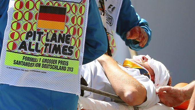 Britský kameraman Paul Allen dostal zleva přímou ránu upadlým kolem z monopostu Marka Webbera.  Podívejte se na tento kritický moment i další zajímavosti z GP Německa.